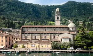 Salò cosa vedere: la maestosa chiesa con campanile domina il lungolago, incastonata tra case colorate e colline verdi.
