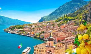 Limone sul Garda, con i suoi profumati limoni, si affaccia sul lago azzurro, incorniciato da montagne verdi.