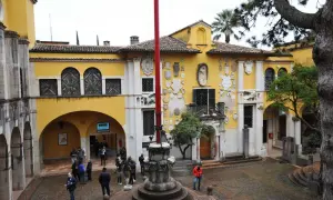 Cortile del Vittoriale degli Italiani, con la facciata gialla decorata da stemmi e sculture. Un luogo affascinante da visitare.