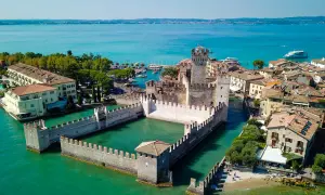 Il Sirmione castello, un'imponente fortezza sull'acqua, domina il lago con le sue mura merlate e torri.