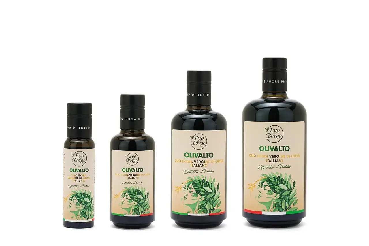 Quattro bottiglie di olio evo, di diverse dimensioni, con etichette raffiguranti un volto femminile tra foglie d'ulivo.
