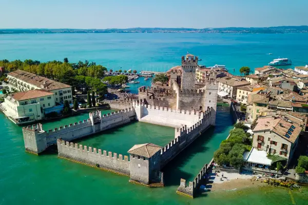 Il Sirmione castello, un'imponente fortezza sull'acqua, domina il lago con le sue mura merlate e torri.