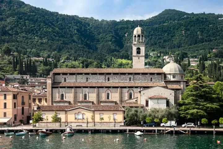 Salò cosa vedere: la maestosa chiesa con campanile domina il lungolago, incastonata tra case colorate e colline verdi.
